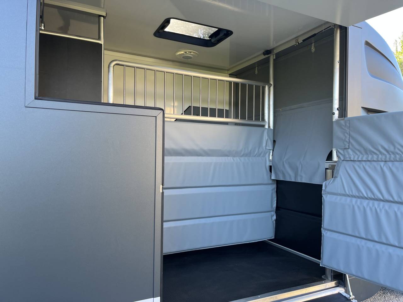 Kleine paardenvrachtwagen (B rijbewijs) Peugeot PEUGEOT BOXER BLUEHDI 165 MSG STALLION LIGHT 2025 Tweedehands