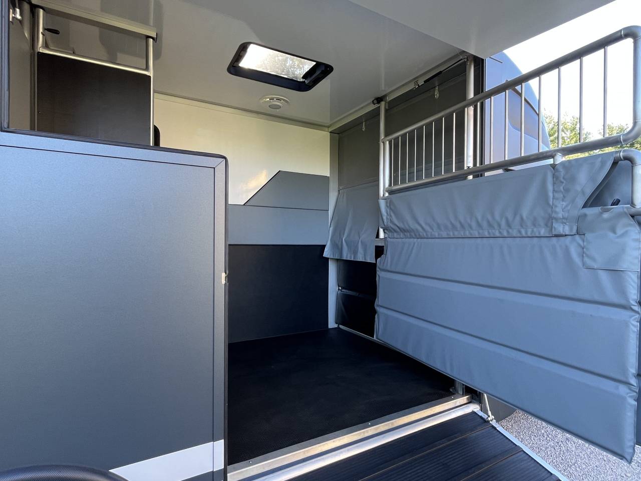 Kleine paardenvrachtwagen (B rijbewijs) Peugeot PEUGEOT BOXER BLUEHDI 165 MSG STALLION LIGHT 2025 Tweedehands