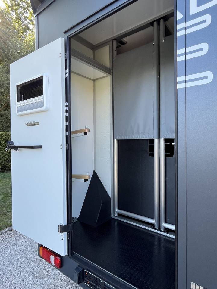 Kleine paardenvrachtwagen (B rijbewijs) Peugeot PEUGEOT BOXER BLUEHDI 165 MSG STALLION LIGHT 2025 Tweedehands