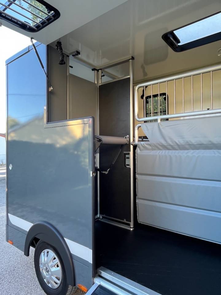 Kleine paardenvrachtwagen (B rijbewijs) Peugeot PEUGEOT BOXER BLUEHDI 165 MSG STALLION LIGHT  Tweedehands