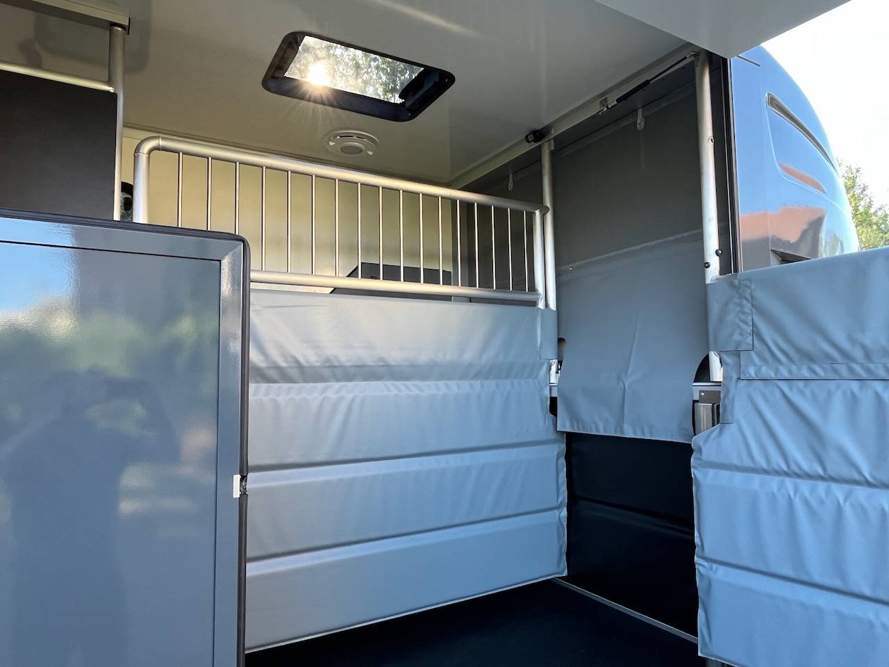 Kleine paardenvrachtwagen (B rijbewijs) Peugeot PEUGEOT BOXER BLUEHDI 165 MSG STALLION LIGHT  Tweedehands