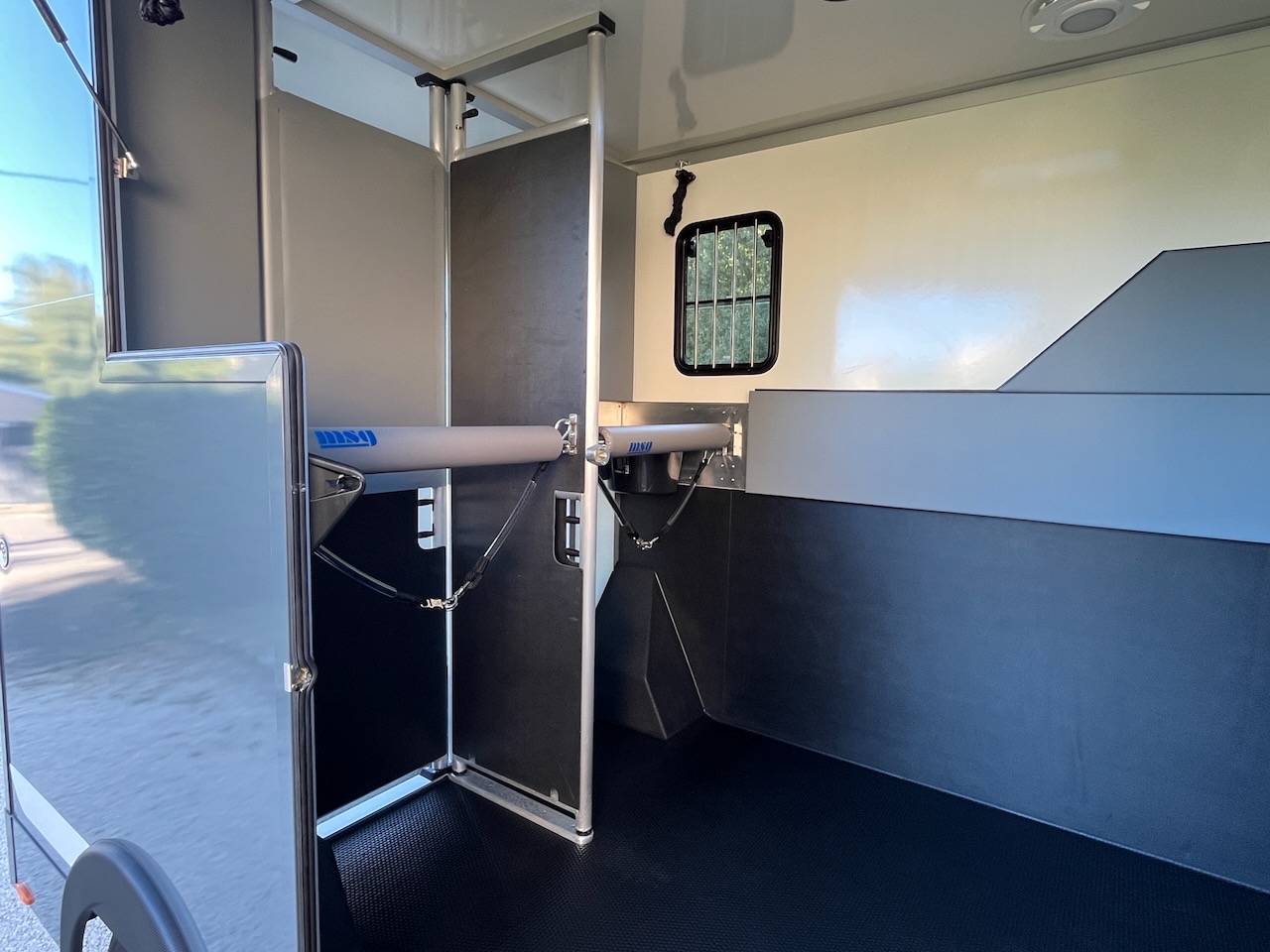 Kleine paardenvrachtwagen (B rijbewijs) Peugeot PEUGEOT BOXER BLUEHDI 165 MSG STALLION LIGHT  Tweedehands