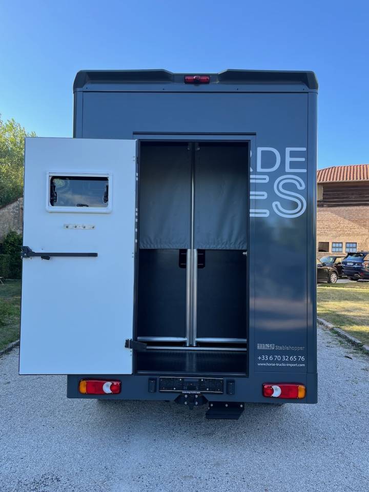 Kleine paardenvrachtwagen (B rijbewijs) Peugeot PEUGEOT BOXER BLUEHDI 165 MSG STALLION LIGHT  Tweedehands