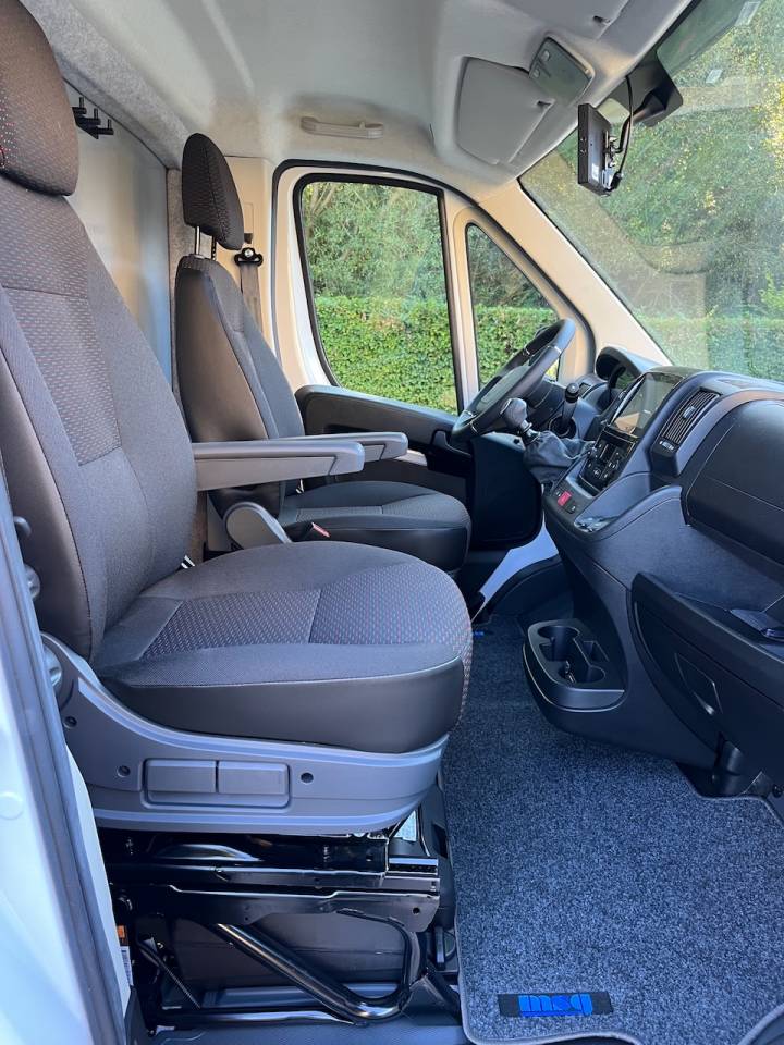 Kleine paardenvrachtwagen (B rijbewijs) Peugeot PEUGEOT BOXER BLUEHDI 165 MSG STALLION LIGHT  Tweedehands