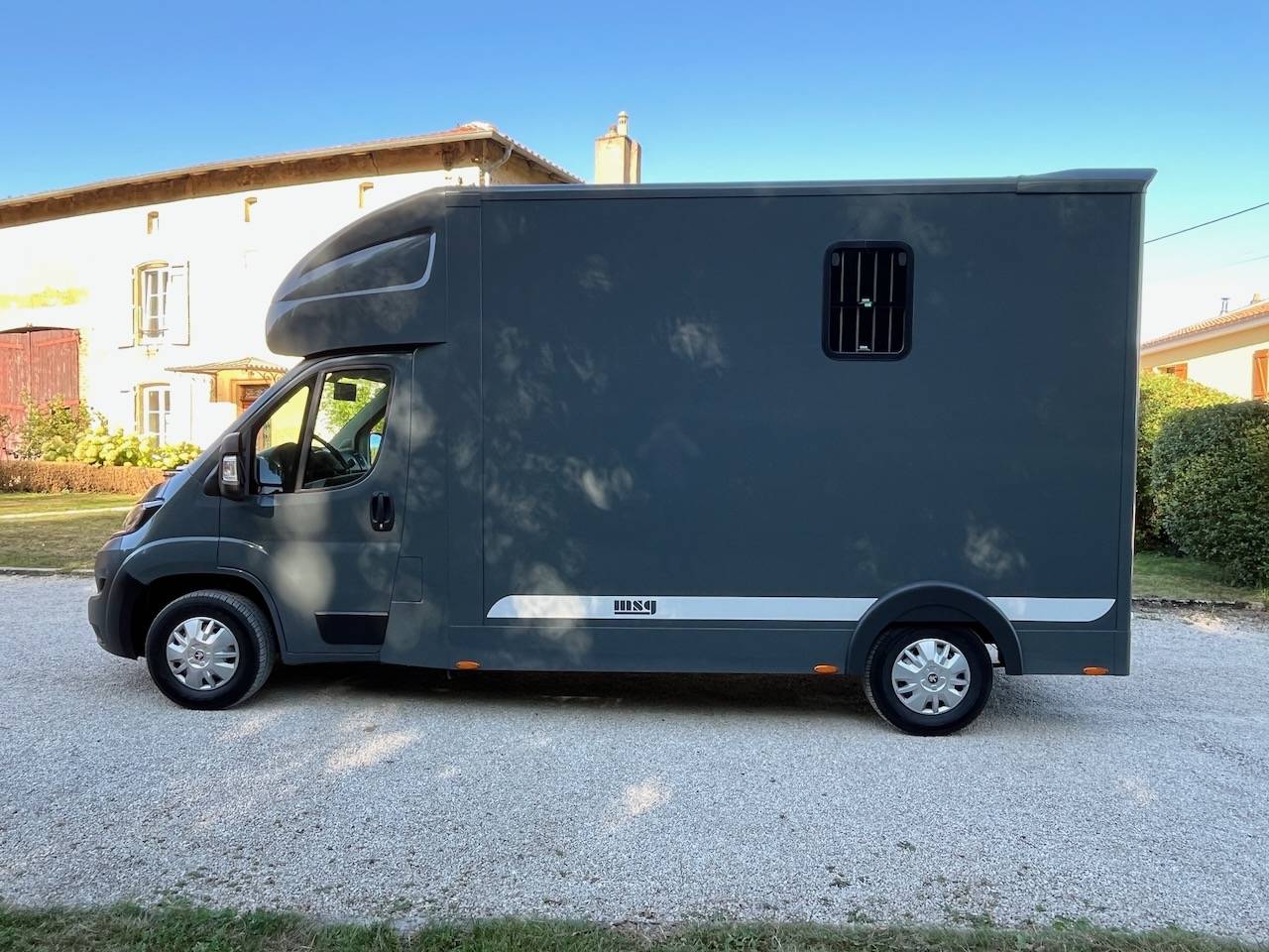 Kleine paardenvrachtwagen (B rijbewijs) Peugeot PEUGEOT BOXER BLUEHDI 165 MSG STALLION LIGHT  Tweedehands