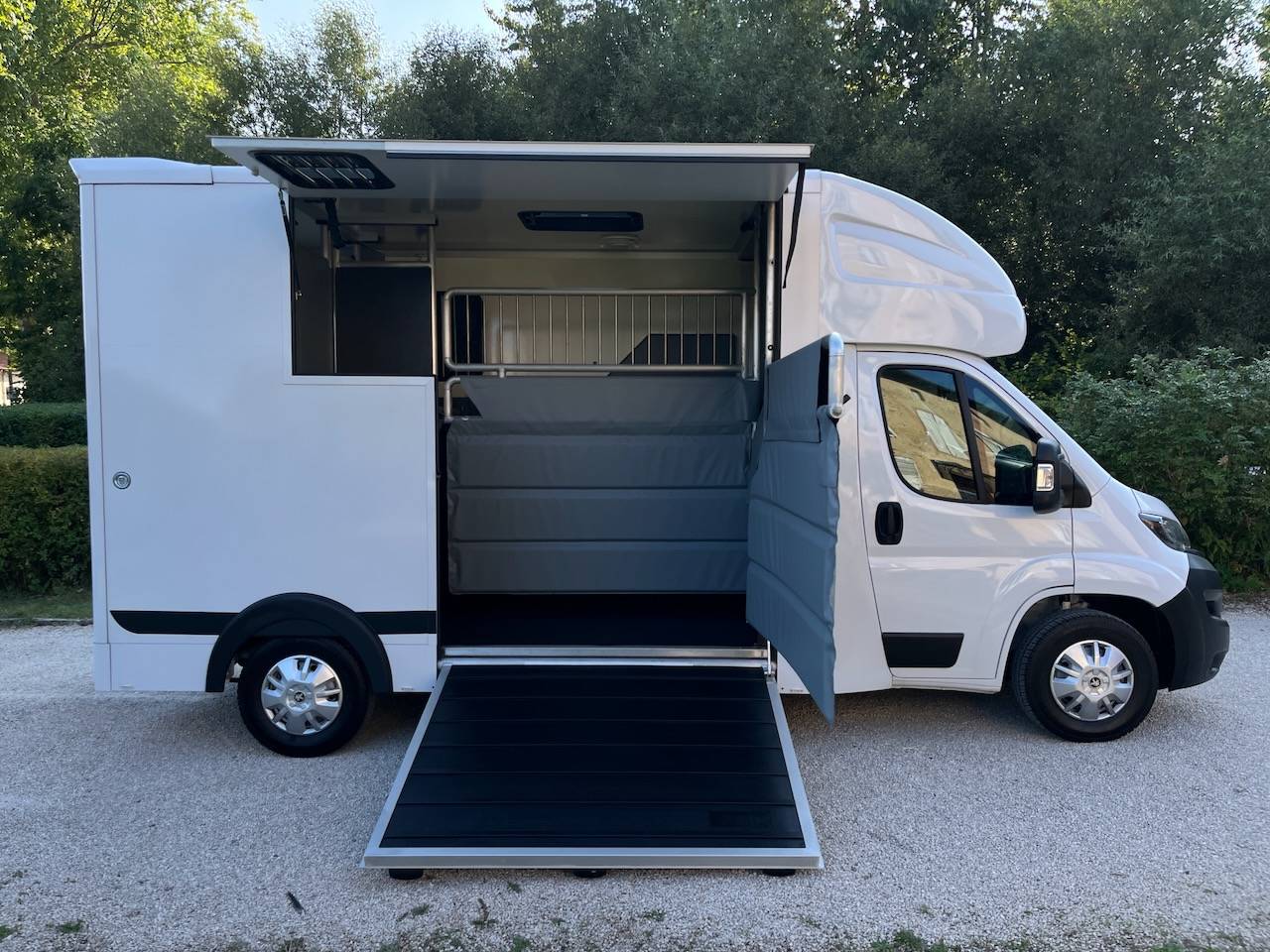 Kleine paardenvrachtwagen (B rijbewijs) Peugeot PEUGEOT BOXER BLUEHDI 165 MSG STALLION LIGHT 2025 Tweedehands
