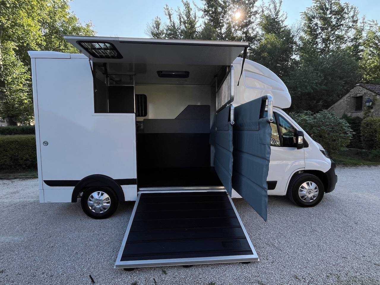 Kleine paardenvrachtwagen (B rijbewijs) Peugeot PEUGEOT BOXER BLUEHDI 165 MSG STALLION LIGHT 2025 Tweedehands