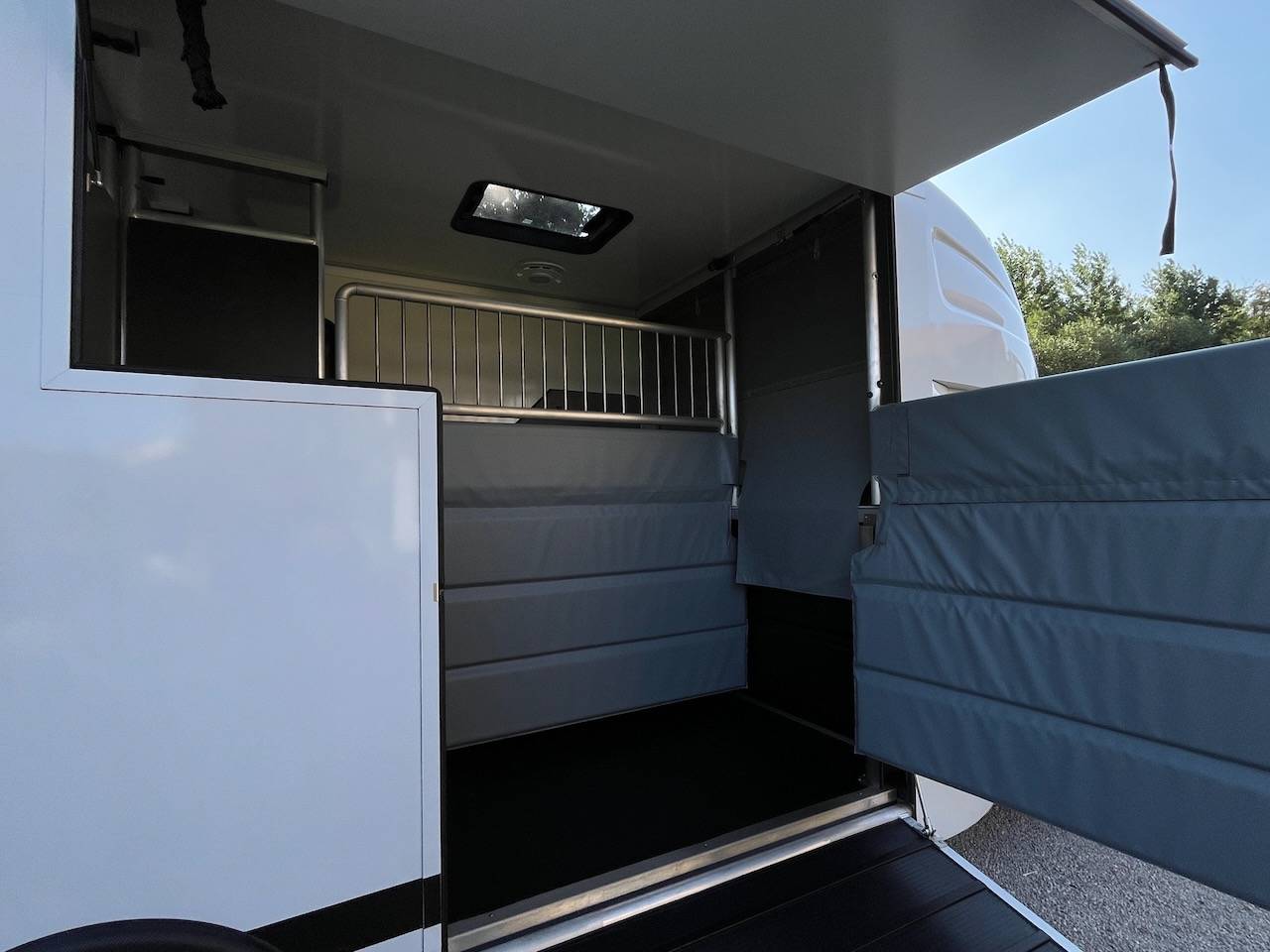 Kleine paardenvrachtwagen (B rijbewijs) Peugeot PEUGEOT BOXER BLUEHDI 165 MSG STALLION LIGHT 2025 Tweedehands