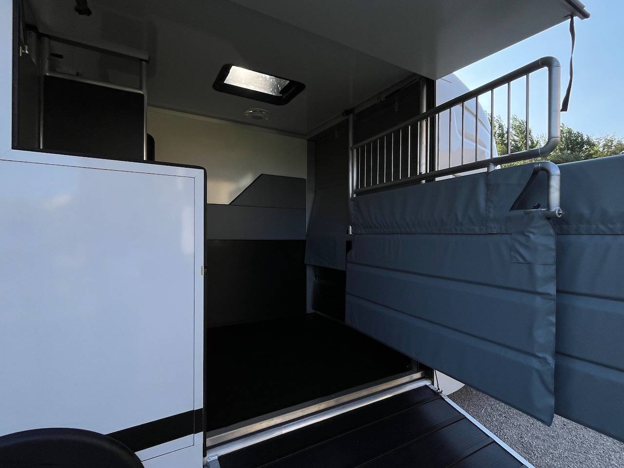 Kleine paardenvrachtwagen (B rijbewijs) Peugeot PEUGEOT BOXER BLUEHDI 165 MSG STALLION LIGHT 2025 Tweedehands