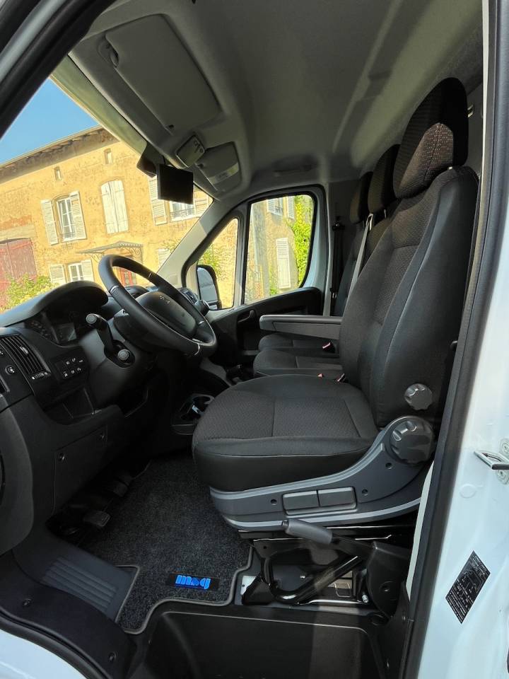Kleine paardenvrachtwagen (B rijbewijs) Peugeot PEUGEOT BOXER BLUEHDI 165 MSG STALLION LIGHT 2025 Tweedehands