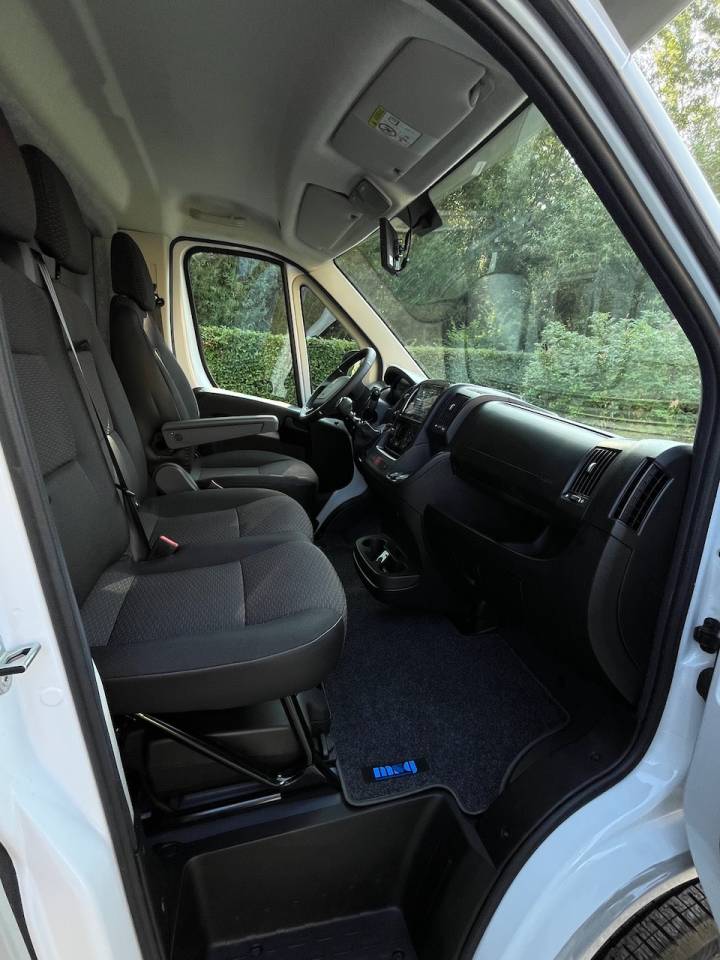 Kleine paardenvrachtwagen (B rijbewijs) Peugeot PEUGEOT BOXER BLUEHDI 165 MSG STALLION LIGHT 2025 Tweedehands
