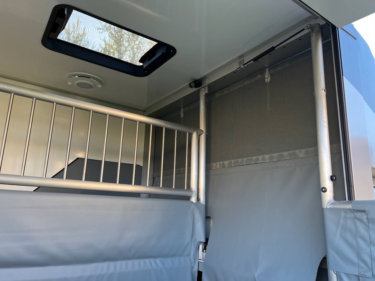 Kleine paardenvrachtwagen (B rijbewijs) Nissan NISSAN INTERSTAR DCI 165 MSG SUPERLIGHT PLUS 2026 Tweedehands