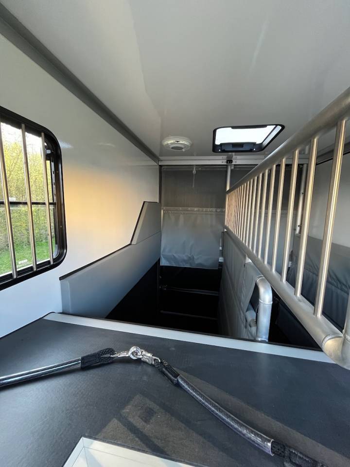 Kleine paardenvrachtwagen (B rijbewijs) Nissan NISSAN INTERSTAR DCI 165 MSG SUPERLIGHT PLUS 2026 Tweedehands
