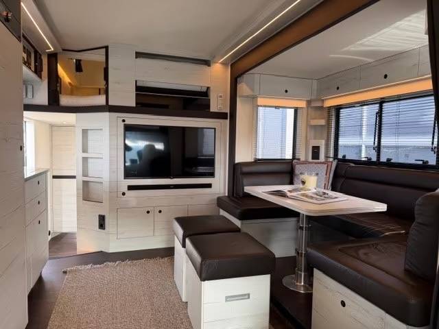 Zware paardenvrachtwagen (groot rijbewijs) Mercedes MERCEDES-BENZ ACTROS 2651 KRISMAR EXCLUSIV POP OUT 2021 Tweedehands