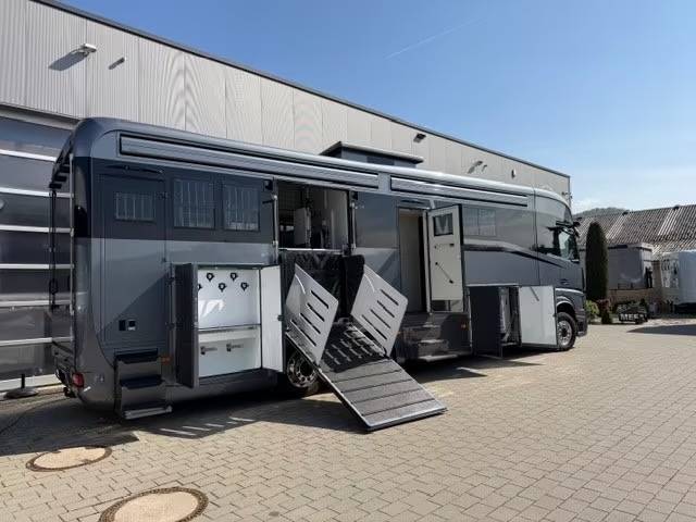 Zware paardenvrachtwagen (groot rijbewijs) Mercedes MERCEDES-BENZ ACTROS 2651 KRISMAR EXCLUSIV POP OUT 2021 Tweedehands