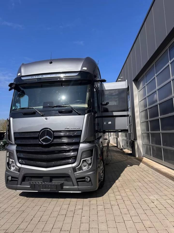 Zware paardenvrachtwagen (groot rijbewijs) Mercedes MERCEDES-BENZ ACTROS 2651 KRISMAR EXCLUSIV POP OUT 2021 Tweedehands