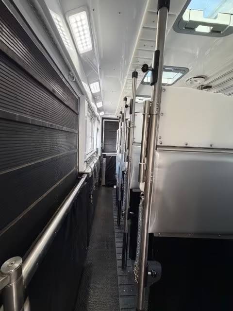 Zware paardenvrachtwagen (groot rijbewijs) Mercedes MERCEDES-BENZ ACTROS 2651 KRISMAR EXCLUSIV POP OUT 2021 Tweedehands