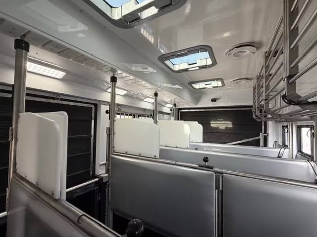Zware paardenvrachtwagen (groot rijbewijs) Mercedes MERCEDES-BENZ ACTROS 2651 KRISMAR EXCLUSIV POP OUT 2021 Tweedehands