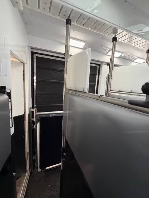 Zware paardenvrachtwagen (groot rijbewijs) Mercedes MERCEDES-BENZ ACTROS 2651 KRISMAR EXCLUSIV POP OUT 2021 Tweedehands