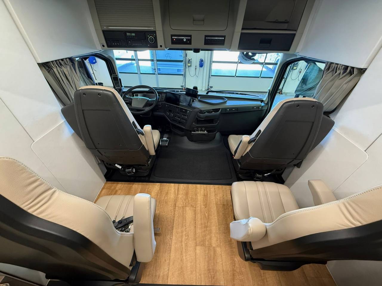 Zware paardenvrachtwagen (groot rijbewijs) Volvo VOLVO FH 500 NF 8 HORSES 2025 Tweedehands