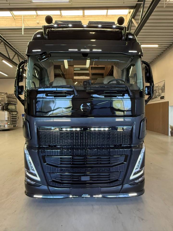 Zware paardenvrachtwagen (groot rijbewijs) Volvo VOLVO FH 500 NF 8 HORSES 2025 Tweedehands