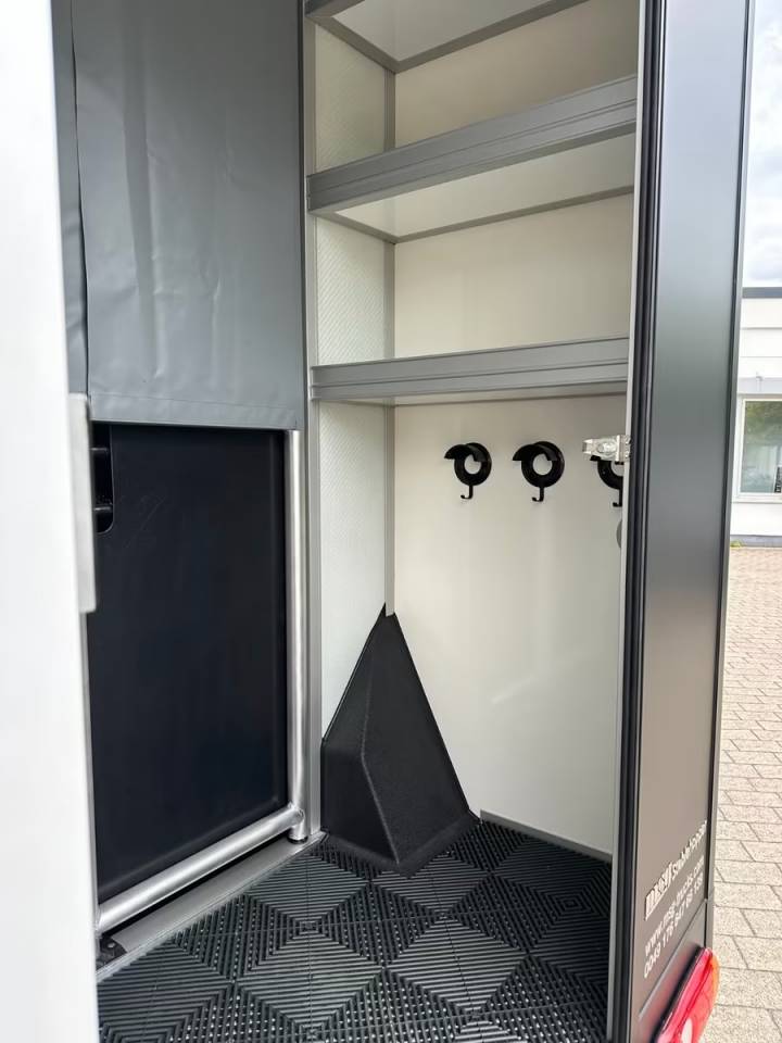 Kleine paardenvrachtwagen (B rijbewijs) Renault RENAULT MASTER 170 MSG STALLION LIGHT AUTOMATIQUE 2026 Nieuw