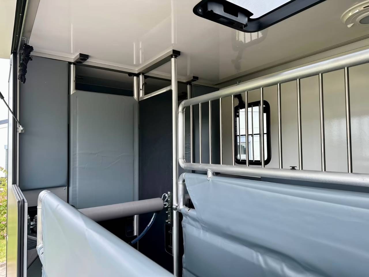 Kleine paardenvrachtwagen (B rijbewijs) Renault RENAULT MASTER 170 MSG STALLION LIGHT AUTOMATIQUE 2026 Nieuw