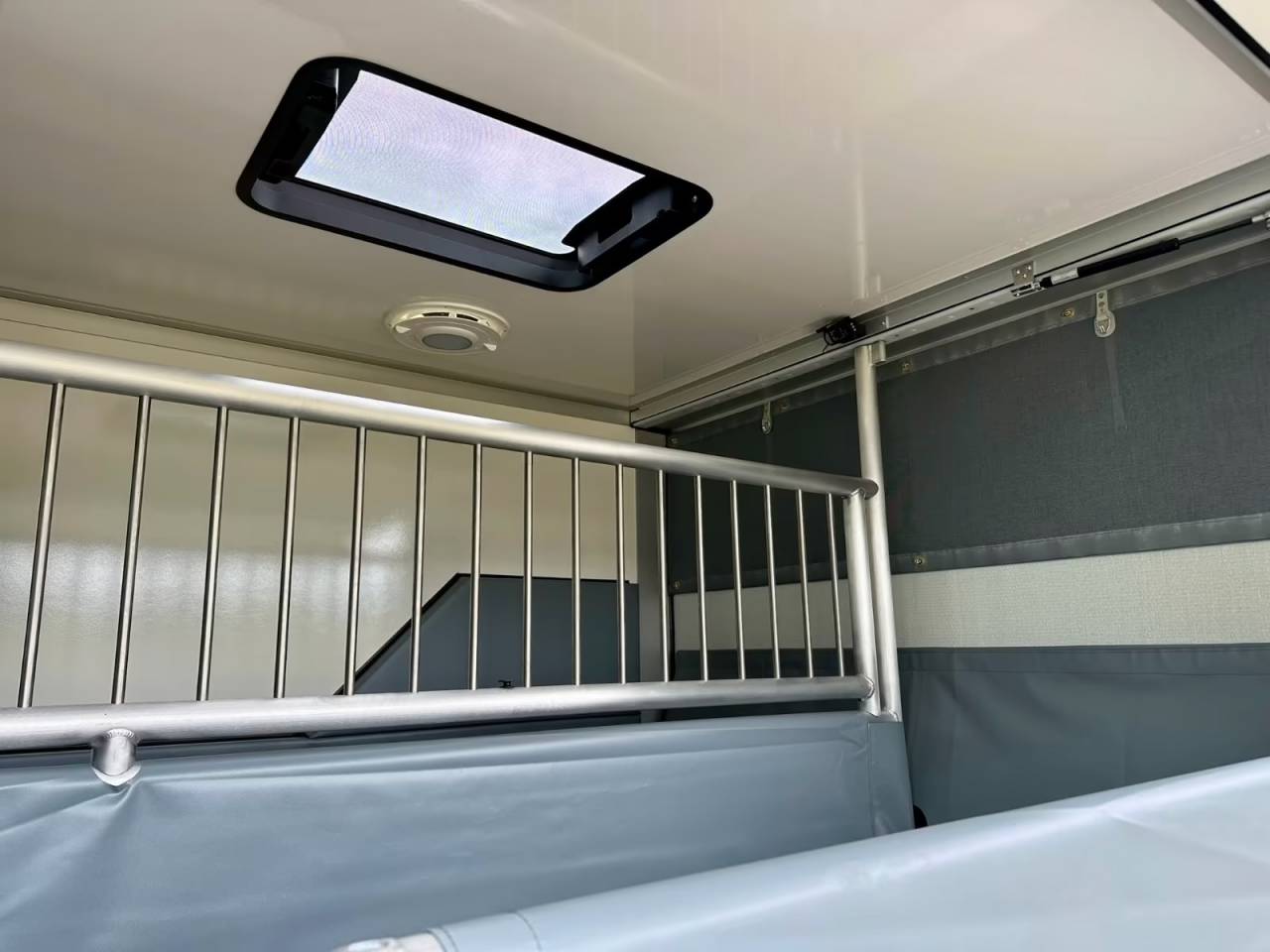 Kleine paardenvrachtwagen (B rijbewijs) Renault RENAULT MASTER 170 MSG STALLION LIGHT AUTOMATIQUE 2026 Nieuw