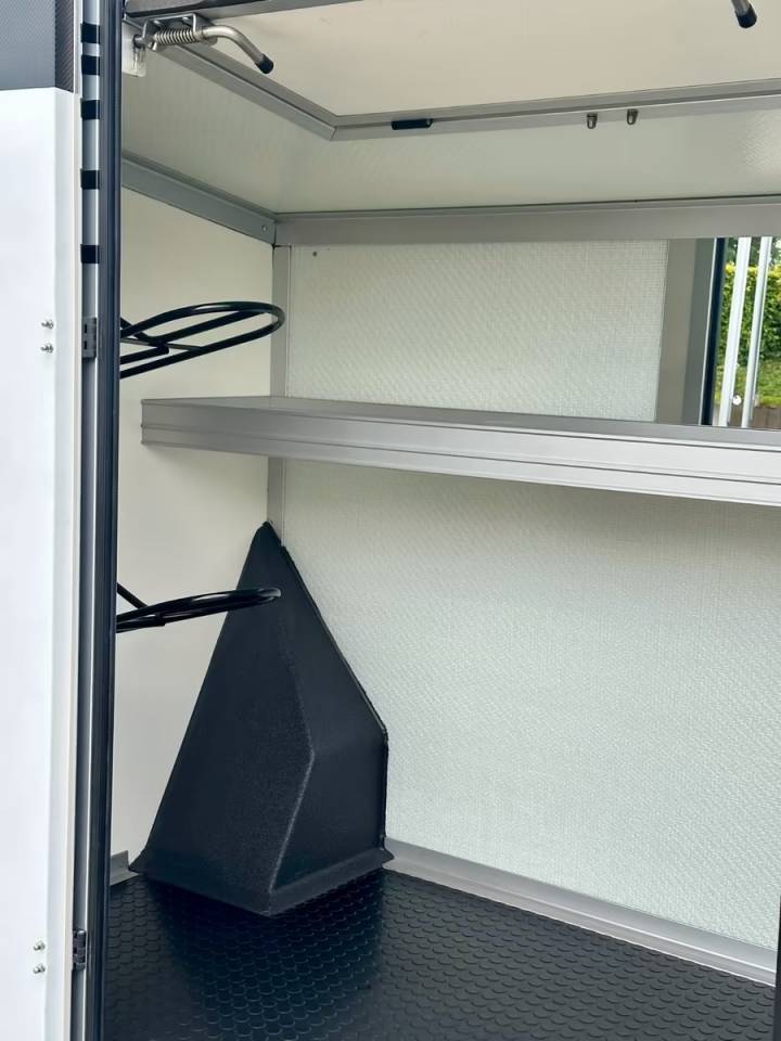 Kleine paardenvrachtwagen (B rijbewijs) Nissan NISSAN INTERSTAR DCI 165 MSG SUPERLIGHT PLUS 2026 Nieuw