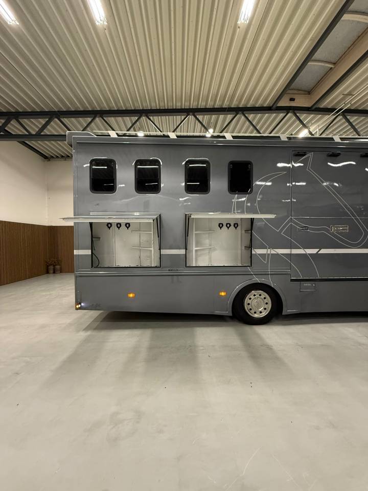 Zware paardenvrachtwagen (groot rijbewijs) Mercedes JL 2005 Tweedehands