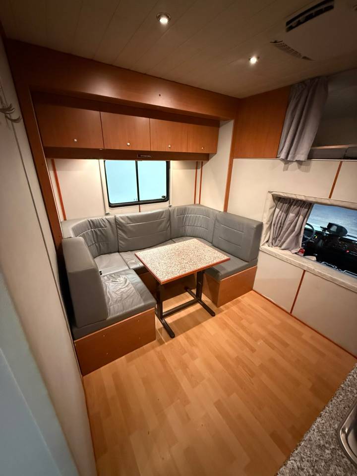 Zware paardenvrachtwagen (groot rijbewijs) Mercedes JL 2005 Tweedehands