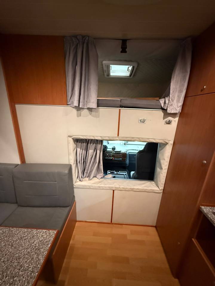 Zware paardenvrachtwagen (groot rijbewijs) Mercedes JL 2005 Tweedehands