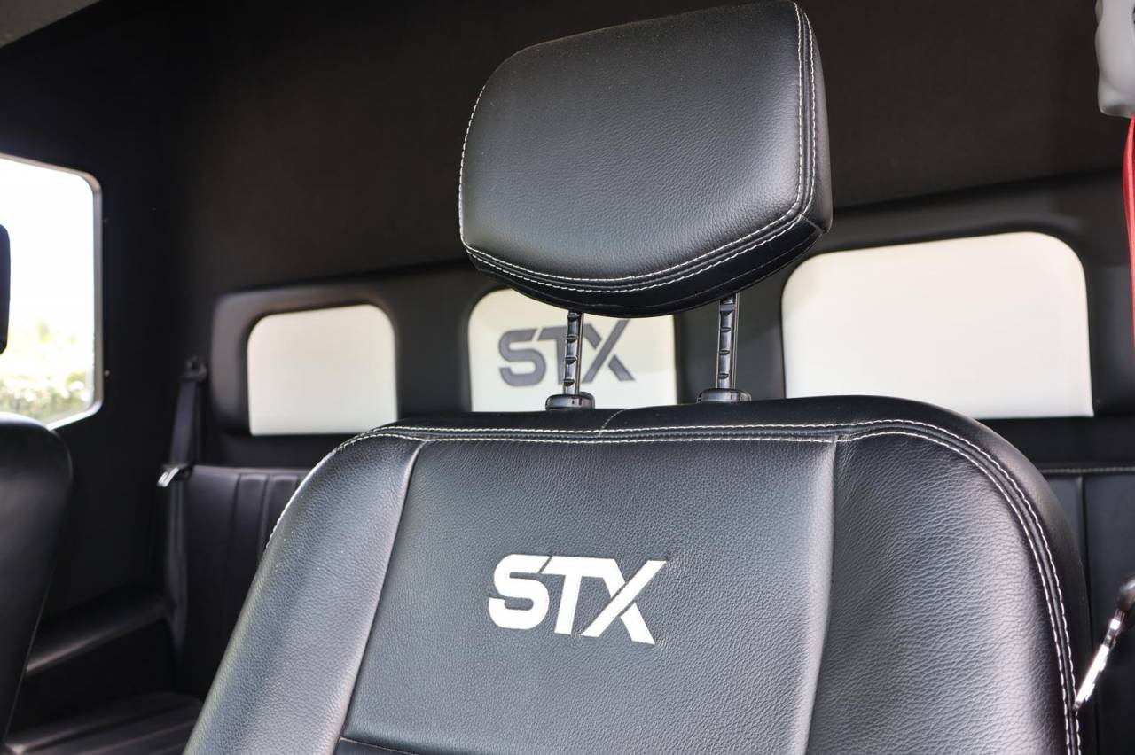 Kleine paardenvrachtwagen (B rijbewijs) STX STX 2022 Tweedehands