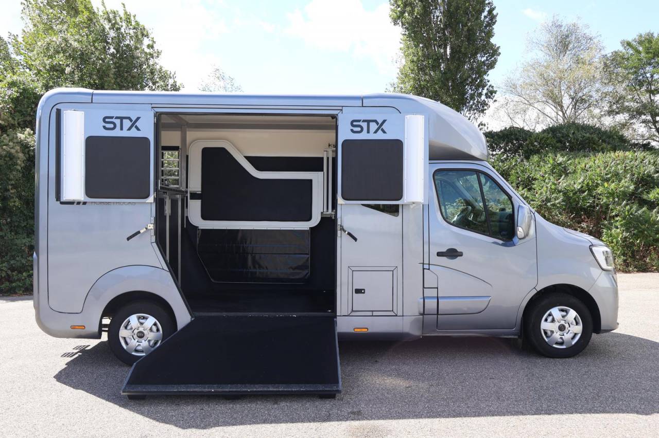 Kleine paardenvrachtwagen (B rijbewijs) STX STX 2022 Tweedehands