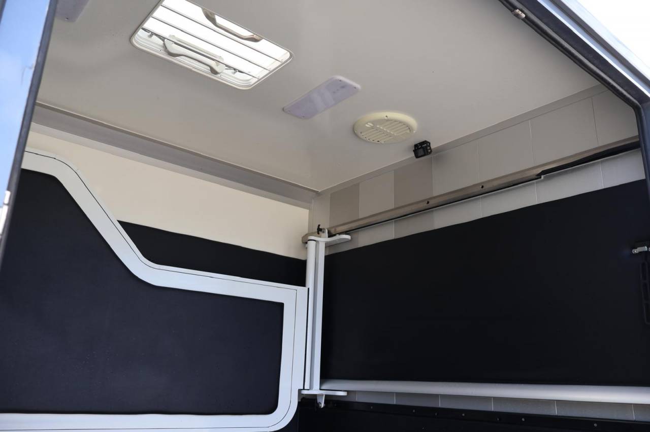 Kleine paardenvrachtwagen (B rijbewijs) STX STX 2022 Tweedehands