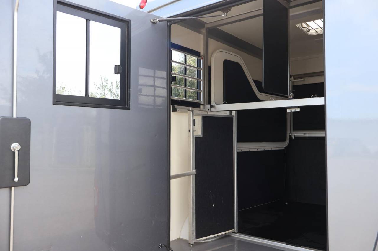 Kleine paardenvrachtwagen (B rijbewijs) STX STX 2022 Tweedehands