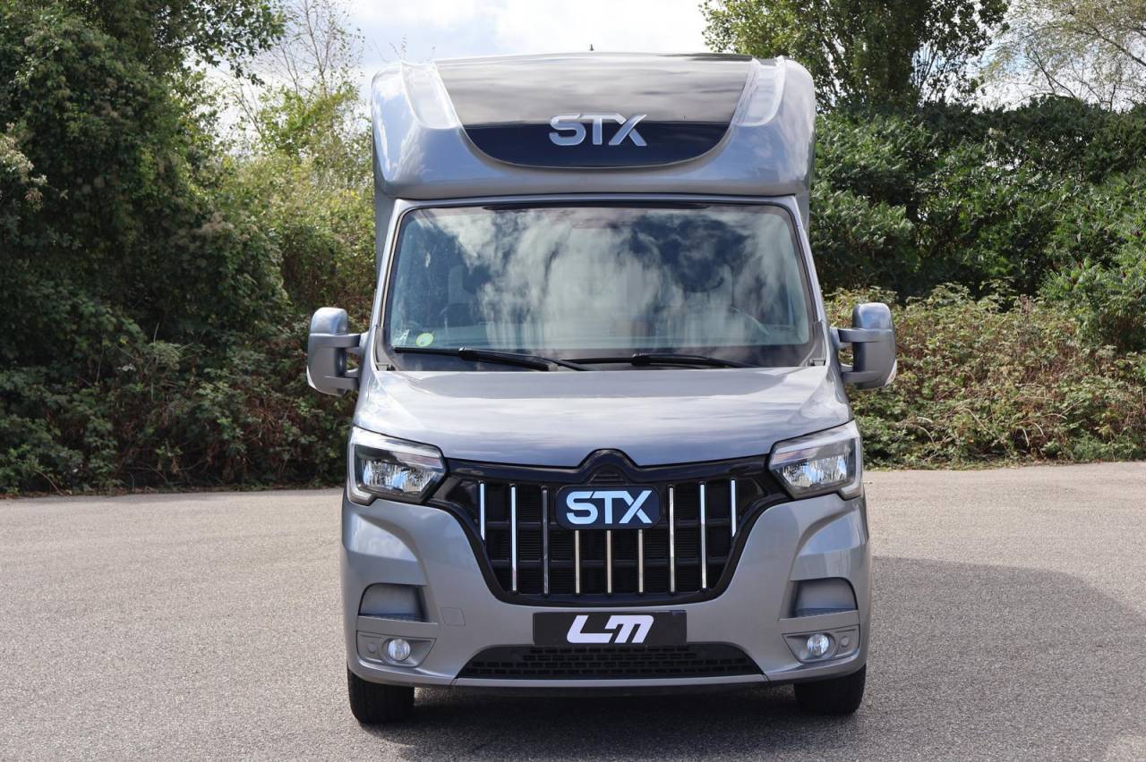 Kleine paardenvrachtwagen (B rijbewijs) STX STX 2022 Tweedehands