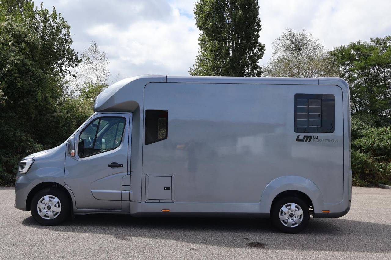 Kleine paardenvrachtwagen (B rijbewijs) STX STX 2022 Tweedehands