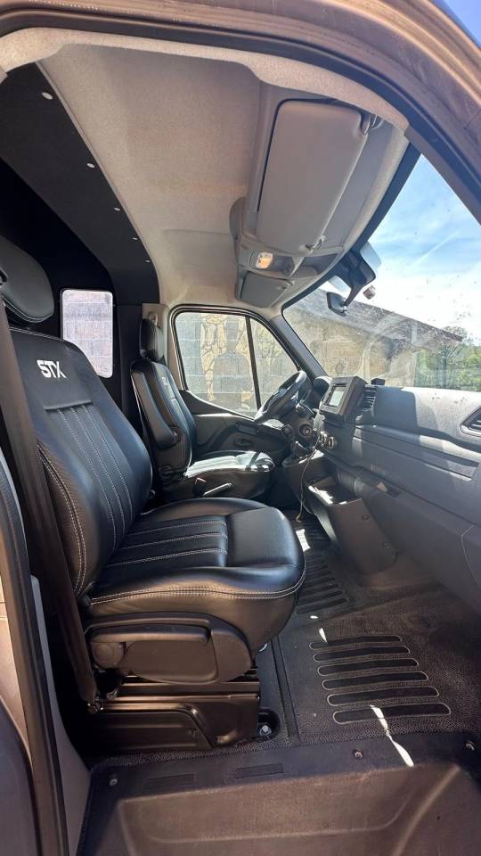 Kleine paardenvrachtwagen (B rijbewijs) Renault STX 2023 Tweedehands