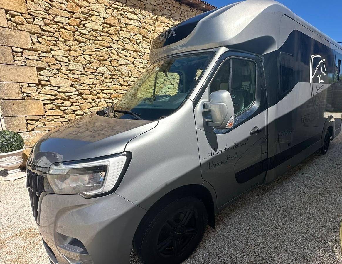 Kleine paardenvrachtwagen (B rijbewijs) Renault STX 2023 Tweedehands