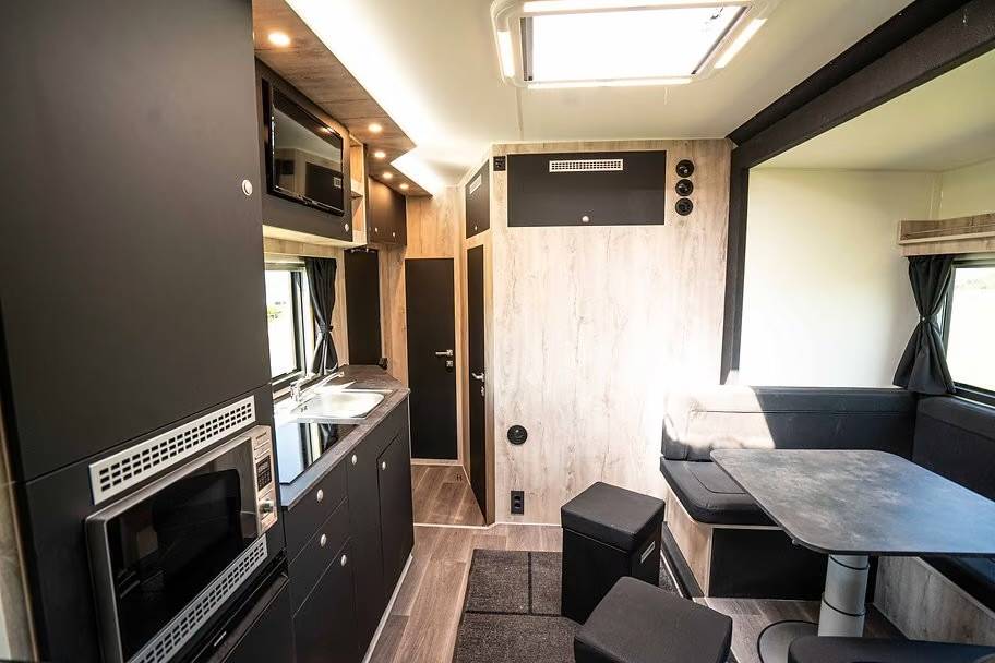 Zware paardenvrachtwagen (groot rijbewijs) Anka DAIMLER FUSO CANTER 7C18 ANKA POP OUT 2026 Nieuw