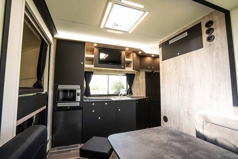 Zware paardenvrachtwagen (groot rijbewijs) Anka DAIMLER FUSO CANTER 7C18 ANKA POP OUT 2026 Nieuw
