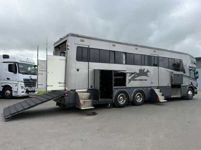 Kleine paardenvrachtwagen (B rijbewijs) Oakley Scania 340 2006 Tweedehands
