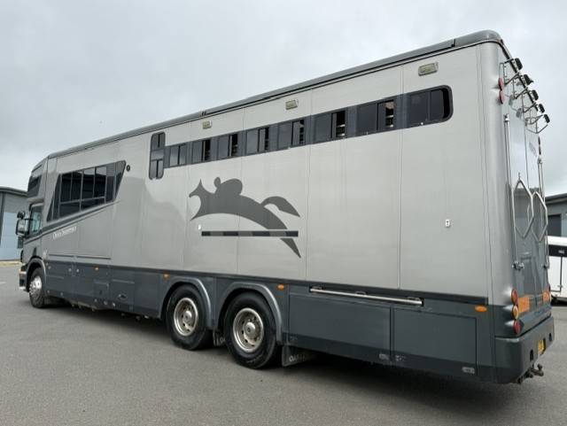 Kleine paardenvrachtwagen (B rijbewijs) Oakley Scania 340 2006 Tweedehands