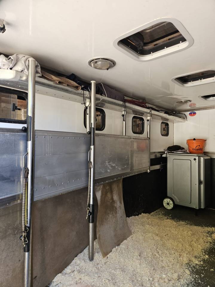 Goed onderhouden paardenvrachtwagen te koop