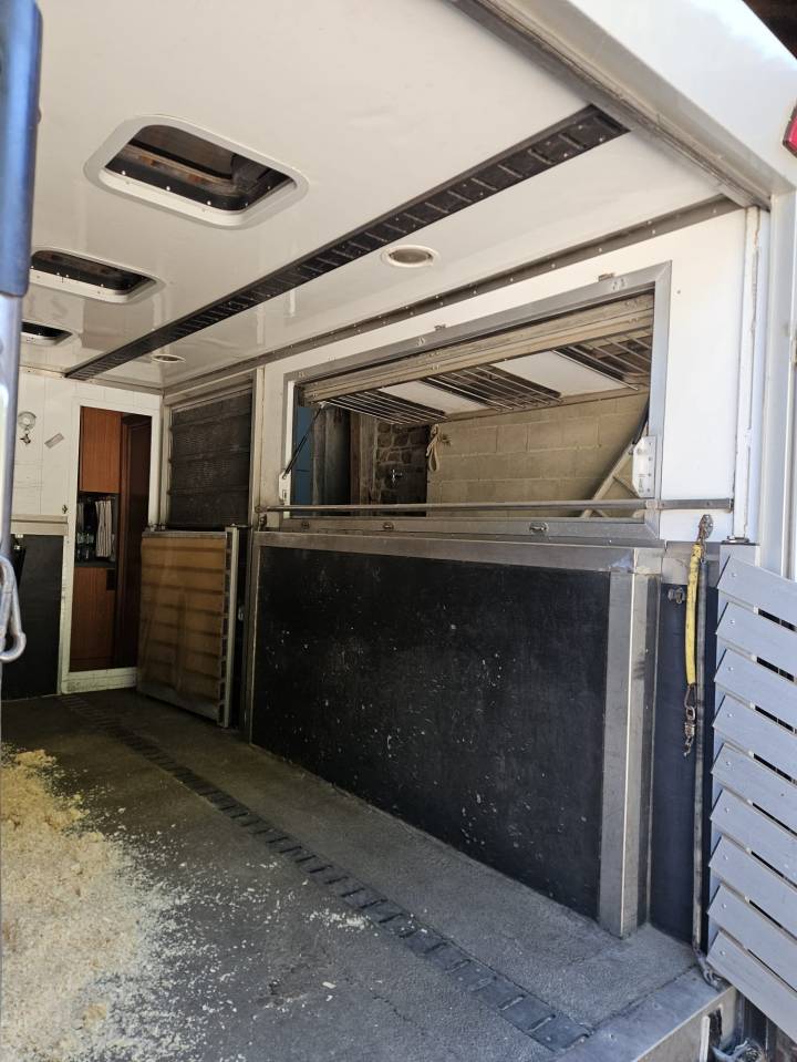 Goed onderhouden paardenvrachtwagen te koop