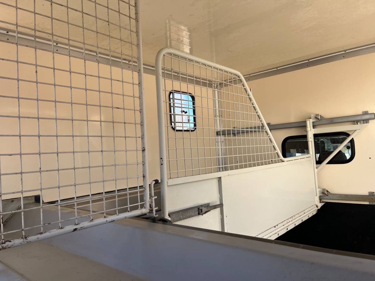 Kleine paardenvrachtwagen (B rijbewijs) Renault 2.3 DCI  2010 Tweedehands