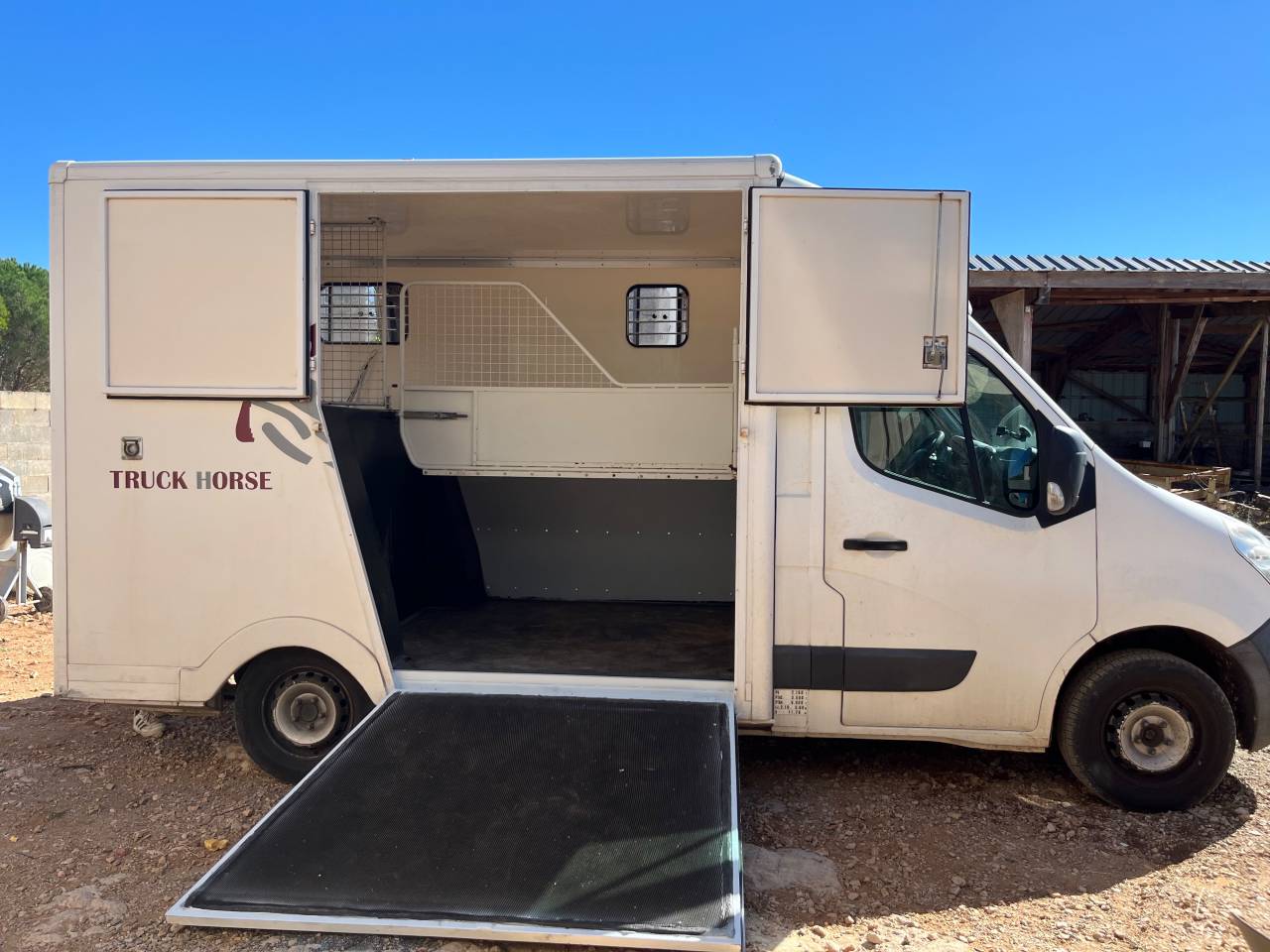 Kleine paardenvrachtwagen (B rijbewijs) Renault 2.3 DCI  2010 Tweedehands
