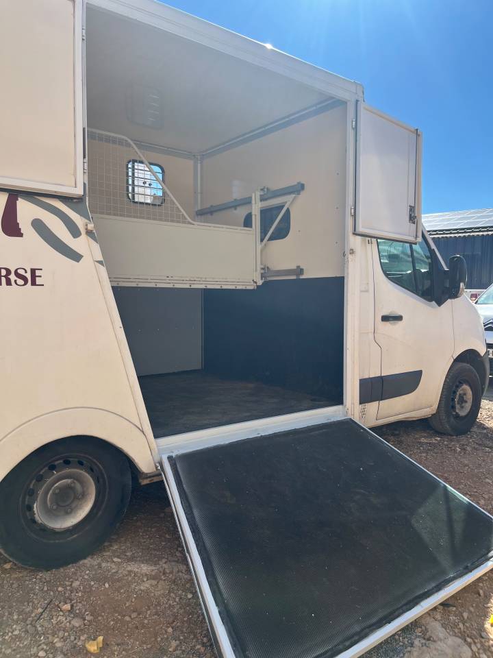 Kleine paardenvrachtwagen (B rijbewijs) Renault 2.3 DCI  2010 Tweedehands