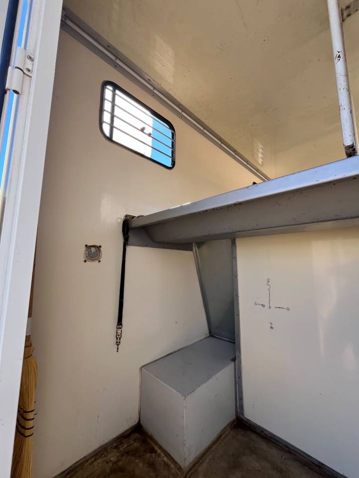 Kleine paardenvrachtwagen (B rijbewijs) Renault 2.3 DCI  2010 Tweedehands